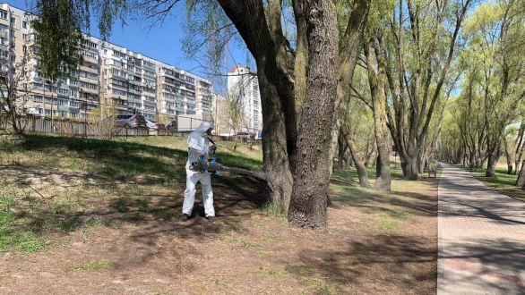 У парках та скверах Деснянського району розпочато обробку проти кліщів