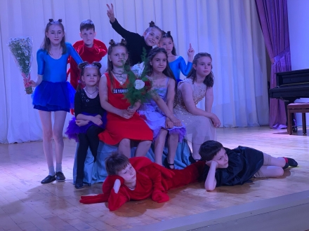 Днями у Київський дитячій школі мистецтв №3 відбулося засідання методичного об’єднання викладачів сценічного мистецтва за темою: «Перегляд та обговорення вистави за однойменною казкою Анни Рибалки «Пригоди Піщинки» - режисер-постановник Тетяна Мірошниченко, викладач театрального відділення Київської дитячої школи мистецтв №3.
