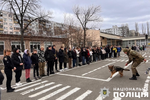 Поліцейські Києва розповіли юним деснянцям про шкідливість наркотиків